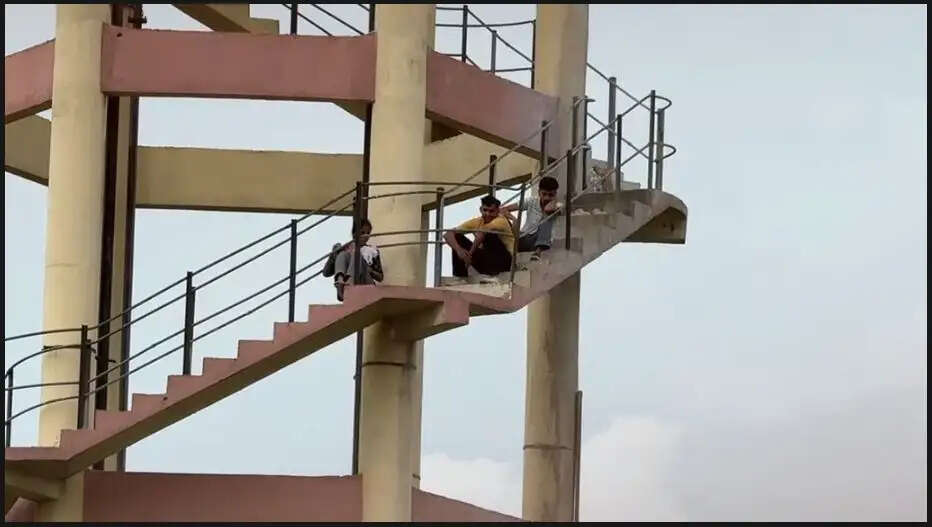 बीएएमएस छात्रों का टंकी पर चढ़कर प्रदर्शन, पेट्रोल की बोतलें ले जाने से मचा हड़कंप