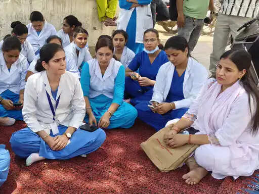 फरीदाबाद : रेणु भाटिया के बयान के विरोध में सरकारी अस्पताल की नर्सों ने दिया धरना