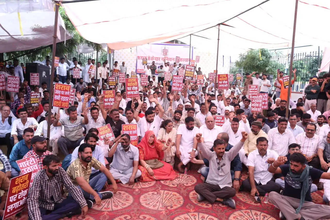 शराब ठेकेदारों का प्रदर्शन: रात 11 बजे तक दुकानें खोलने की मांग