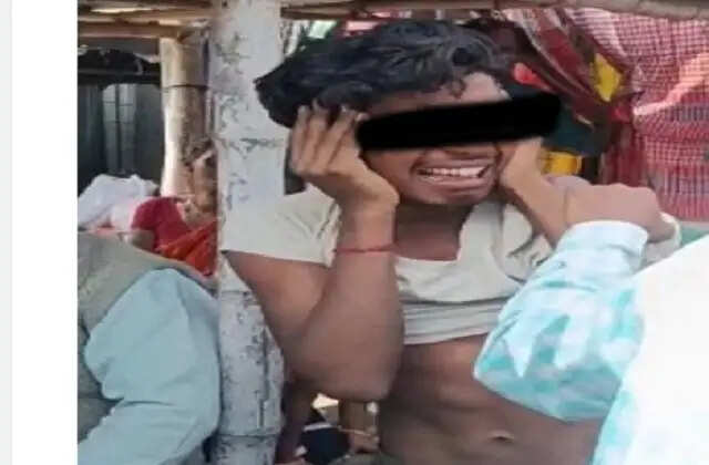 मोबाइल चोरी के शक में&nbsp;किशोर&nbsp;को भीड़ ने पीटा, वीडियो वायरल होने से इलाके में आक्रोश