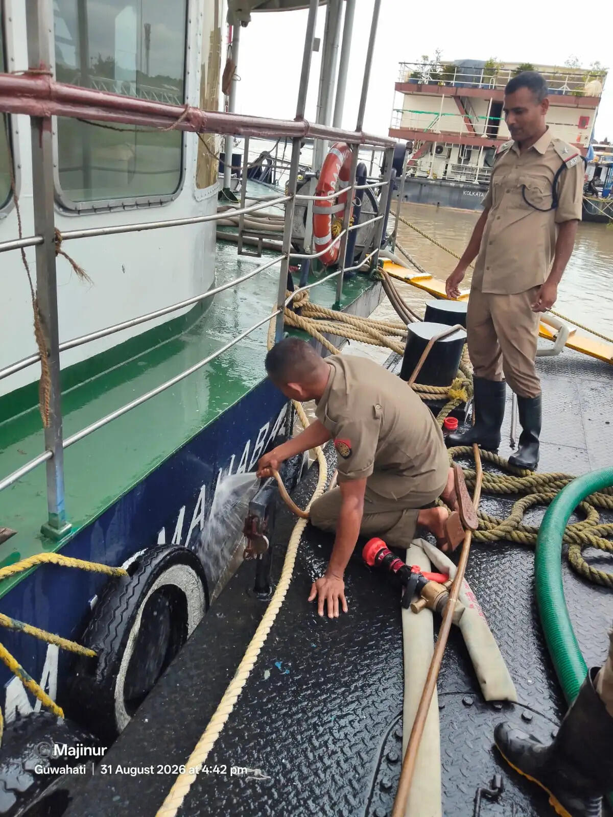 पांडु बंदरगाह के लक्ज़री क्रूज में लगी भयावह आग