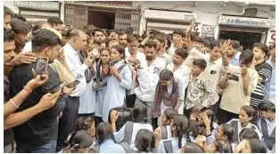 छात्राओं के साथ कथित अश्लील हरकत के आरोप पर बवाल, पांच घंटे सड़क जाम