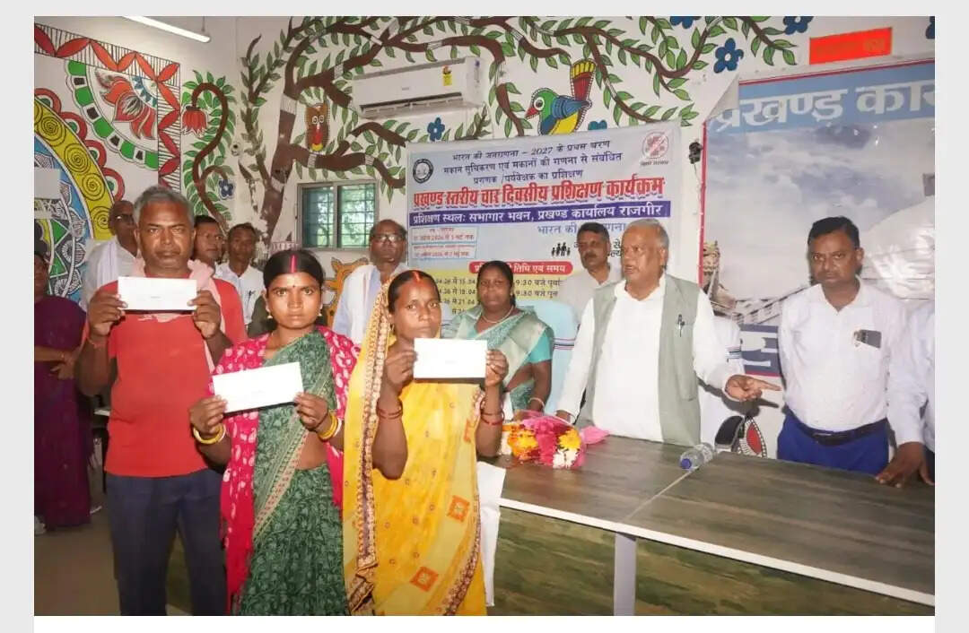 नालंदा जिले में आपदा पीड़ित परिवारों के बीच मंत्री ने किया 4 लाख 75 हजार रुपये का चेक वितरण