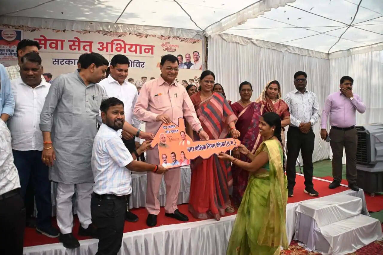 कोरबा: दर्री जोन में लगा ‘सरकार आपके द्वार’ शिविर, उद्योग मंत्री लखनलाल देवांगन ने हितग्राहियों को बांटे चेक और आवास की चाबियां