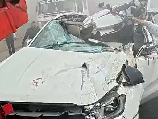 फरीदाबाद में कोहरे से भयानक हादसा: एक्सप्रेसवे पर कार कंटेनर में घुसी, दो की मौत