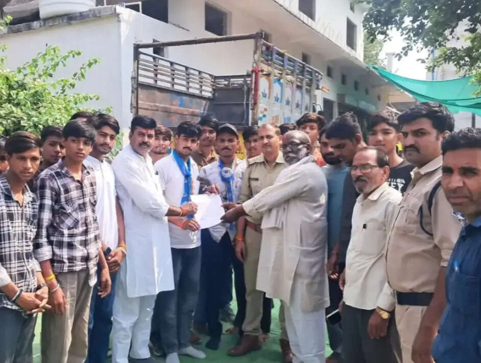 राजगढ़ः स्कूल के सामने से कचरा घर हटाने की मांग पर एनएसयूआई का धरना