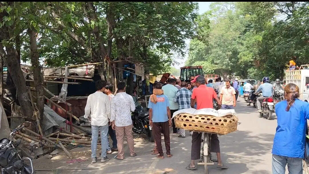 कोरबा में चला निगम का बुलडोजर, हटाए गए ठेले और गुमटियां