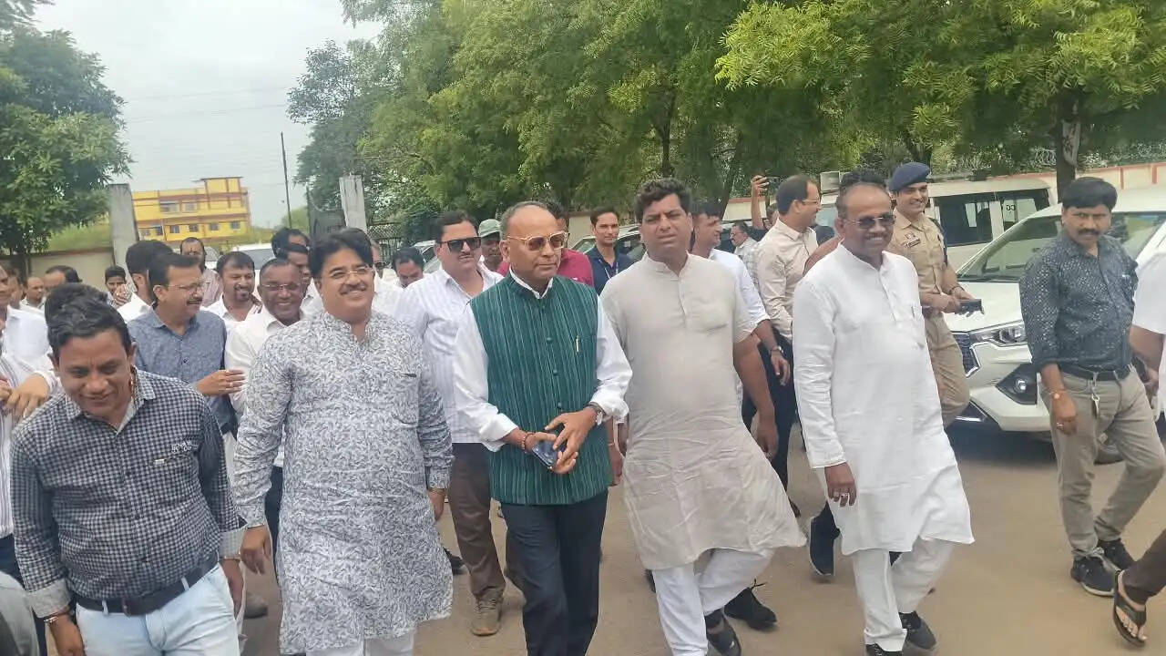 फेक वीडियो प्रसारित करने का आरोप, अजय चंद्राकर ने नेहा राठौर और सुप्रिया श्रीनेत के खिलाफ शुरू की मानहानि की प्रक्रिया