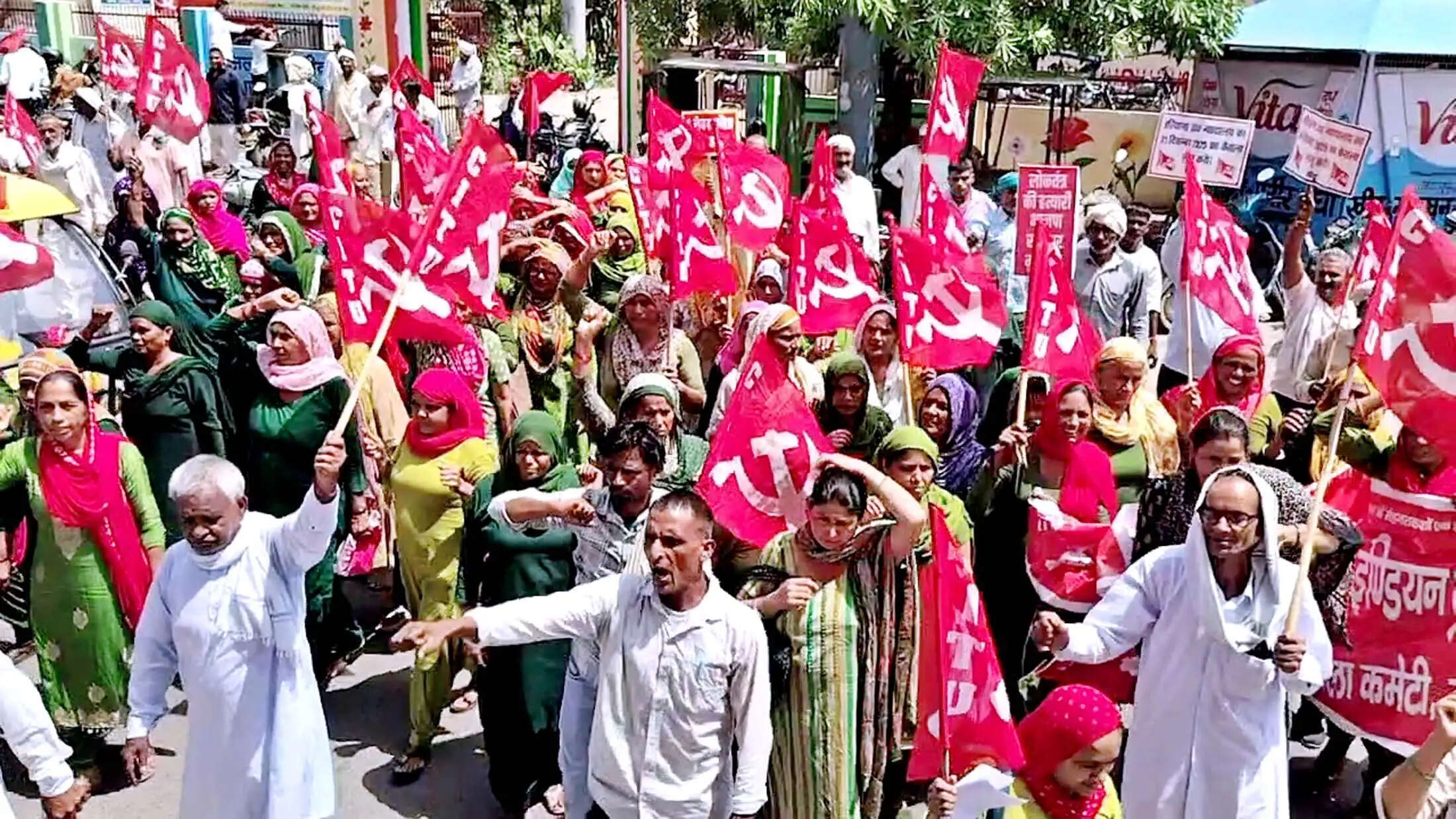 जींद : नगर पालिका एवं अग्निशमन कर्मचारियों की हड़ताल के समर्थन में किया प्रदर्शन