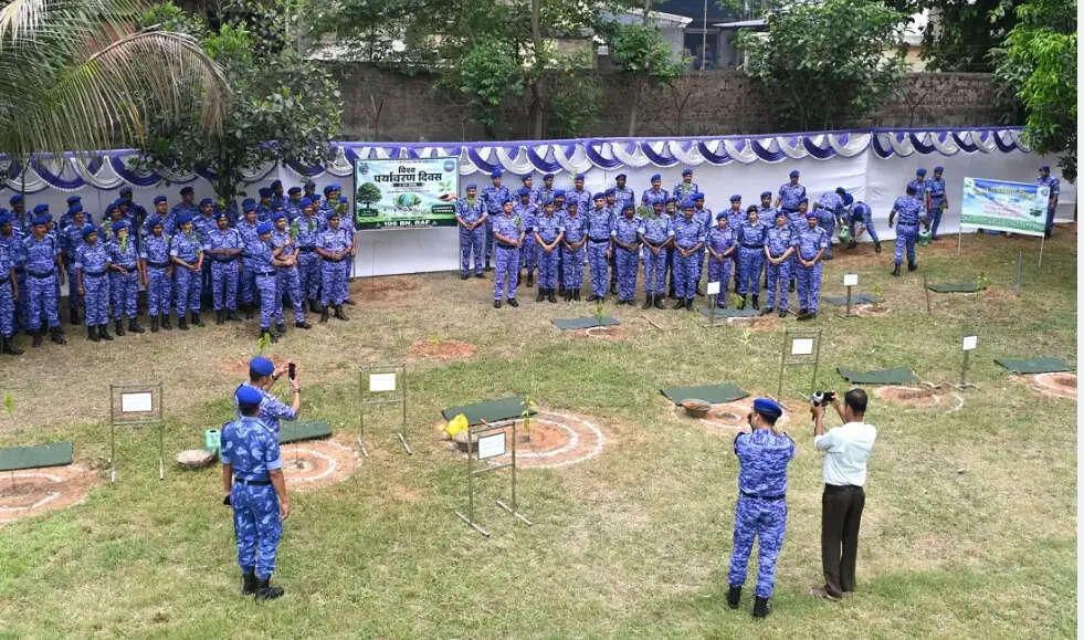 विश्व पर्यावरण दिवस पर 106 वाहिनी रैपिड एक्शन फोर्स ने किया पौधरोपण