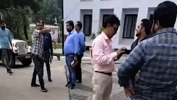 भोपाल&nbsp;नगर निगम मुख्यालय में सीनियर-जूनियर अधिकारी आमने-सामने, एएचओ ने जूता निकालने की कोशिश की