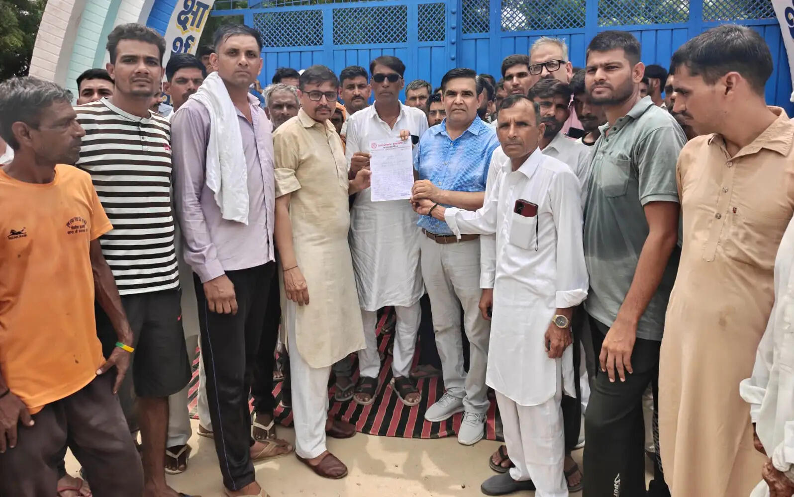 सिरसा: कुम्हारिया के स्कूल में स्टाफ के नशा करके आने पर अभिभावकों ने जड़ा ताला