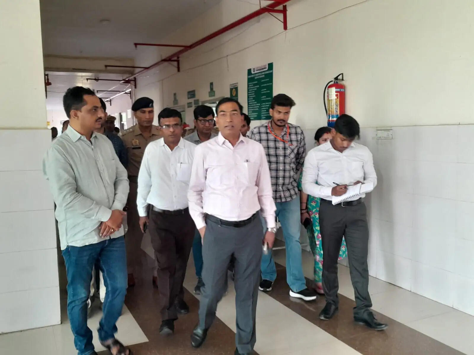 डीएम ने श्री गुलाब सिंह चिकित्सालय का किया निरीक्षण, स्वास्थ्य सुविधाएं बेहतर करने के दिए निर्देश