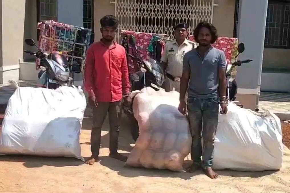 कपड़ा फेरीवालों के भेष में गांजा तस्करी का भंडाफोड़, 12 अंतरराज्यीय तस्कर गिरफ्तार, एक करोड़ से अधिक का माल जब्त