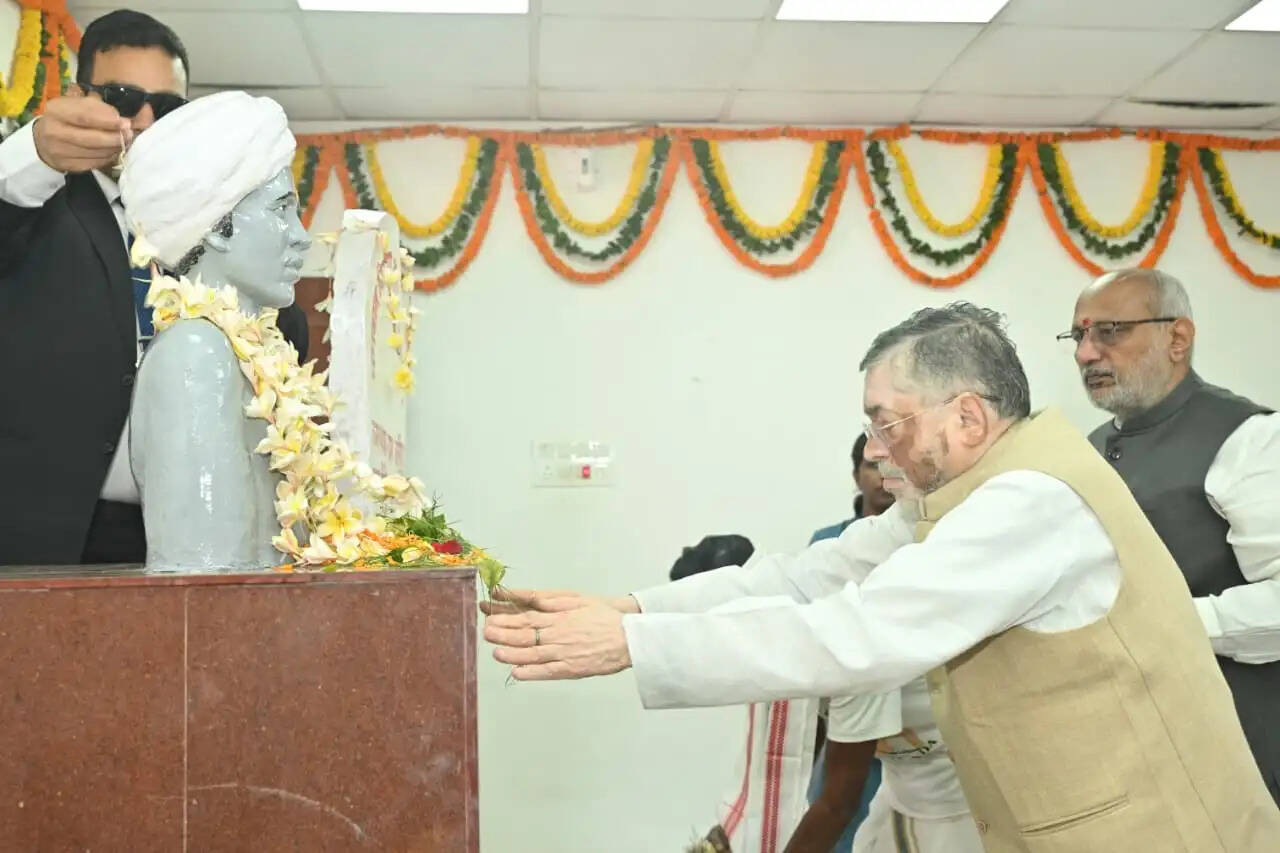 उपराष्ट्रपति सीपी राधाकृष्णन ने उलिहातु में बिरसा मुंडा को दी श्रद्धांजलि, वंशजों से की मुलाकात