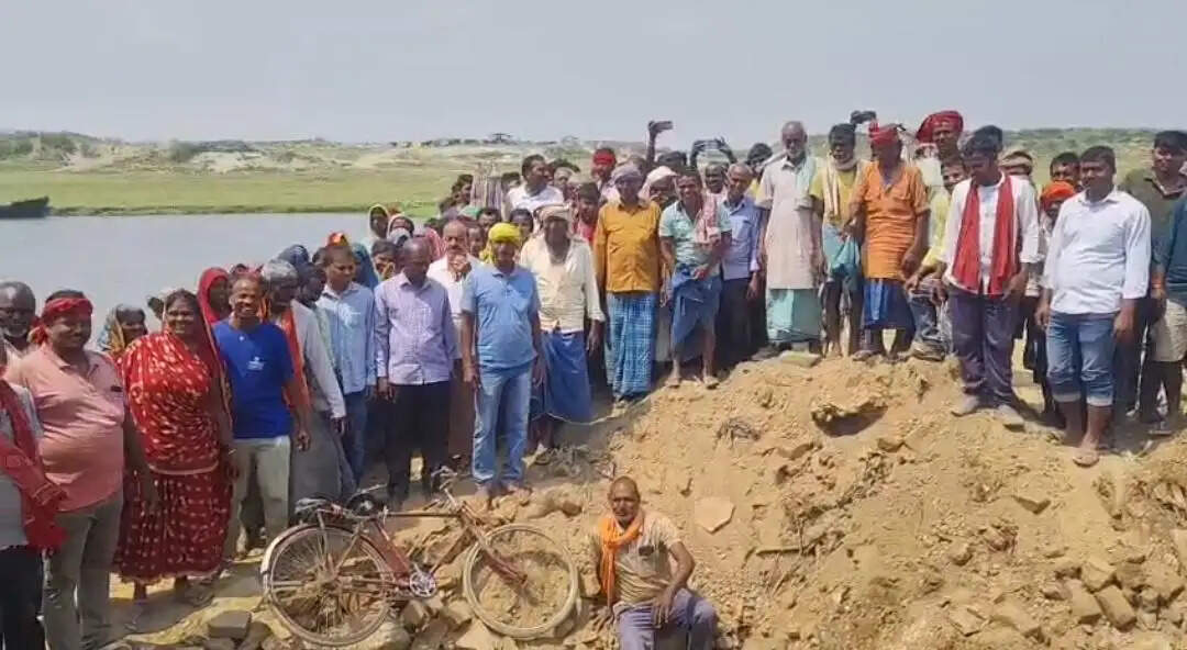 रास्ता हटाने पर भड़का ग्रामीणों का गुस्सा, प्रशासन के खिलाफ लोगों का प्रदर्शन