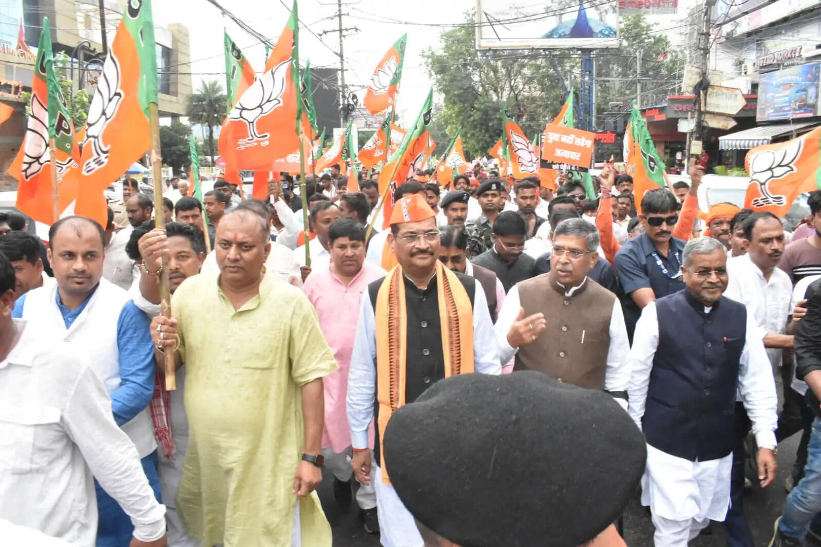 भाजपा ने कांग्रेस कार्यालय का किया घेराव