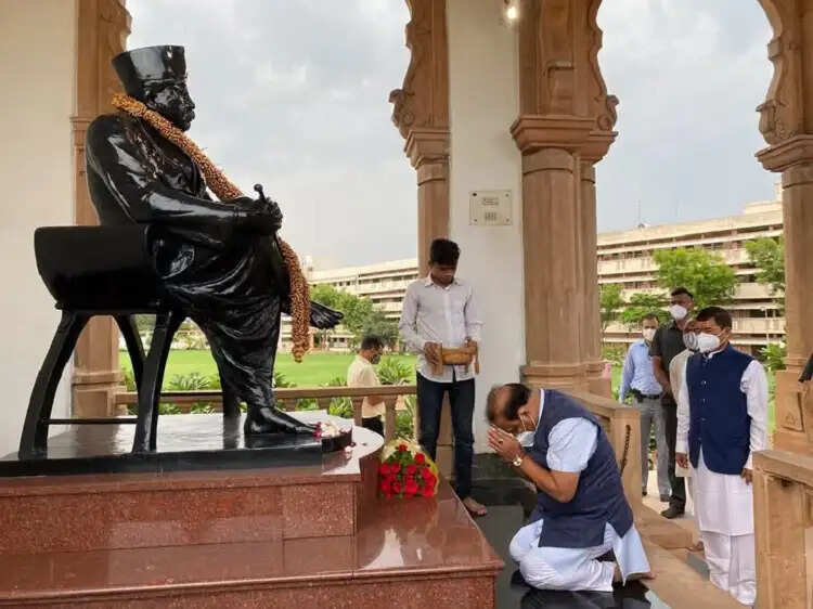 डॉ. हेडगेवार की पुण्यतिथि पर मुख्यमंत्री ने अर्पित की श्रद्धांजलि