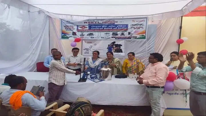 ग्वालियरः 35 दिव्यांग प्रशिक्षणार्थियों को स्वरोजगार के लिए सामग्री वितरित, 200 उपकरण उपलब्ध कराए गए