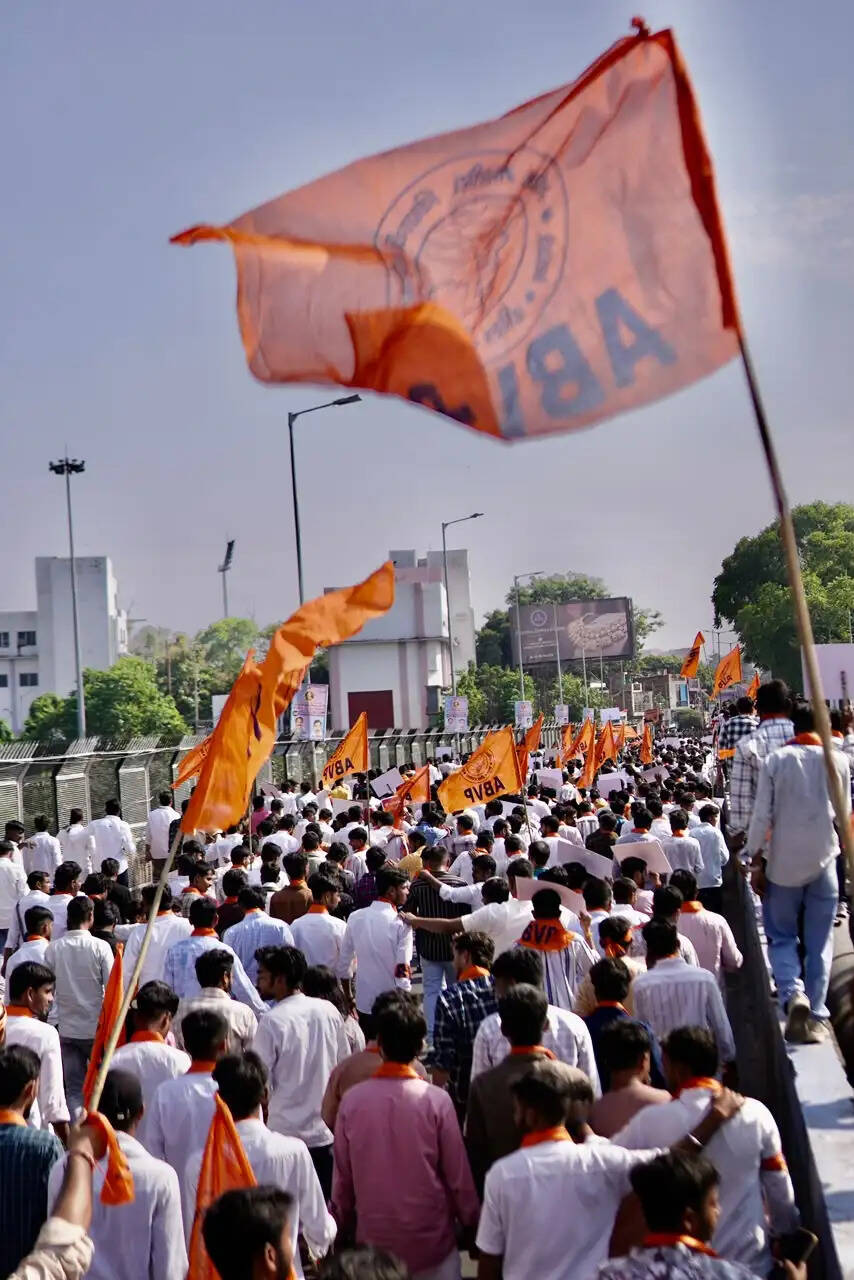 राष्ट्रविरोधी ताकतों के विरूद्ध छात्रों ने भरी हुंकार,कहा अराजकता स्वीकार नहीं