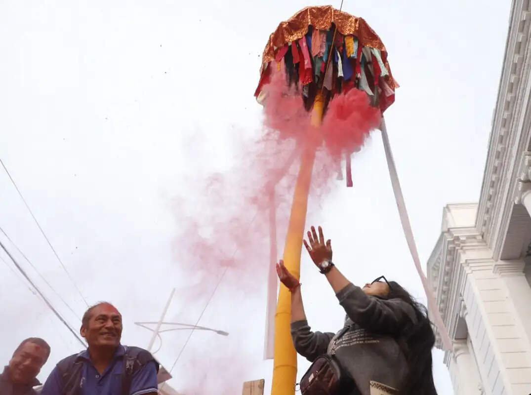 काठमांडू के नेवार समुदाय ने रंगों के त्योहार होली की औपचारिक शुरुआत की