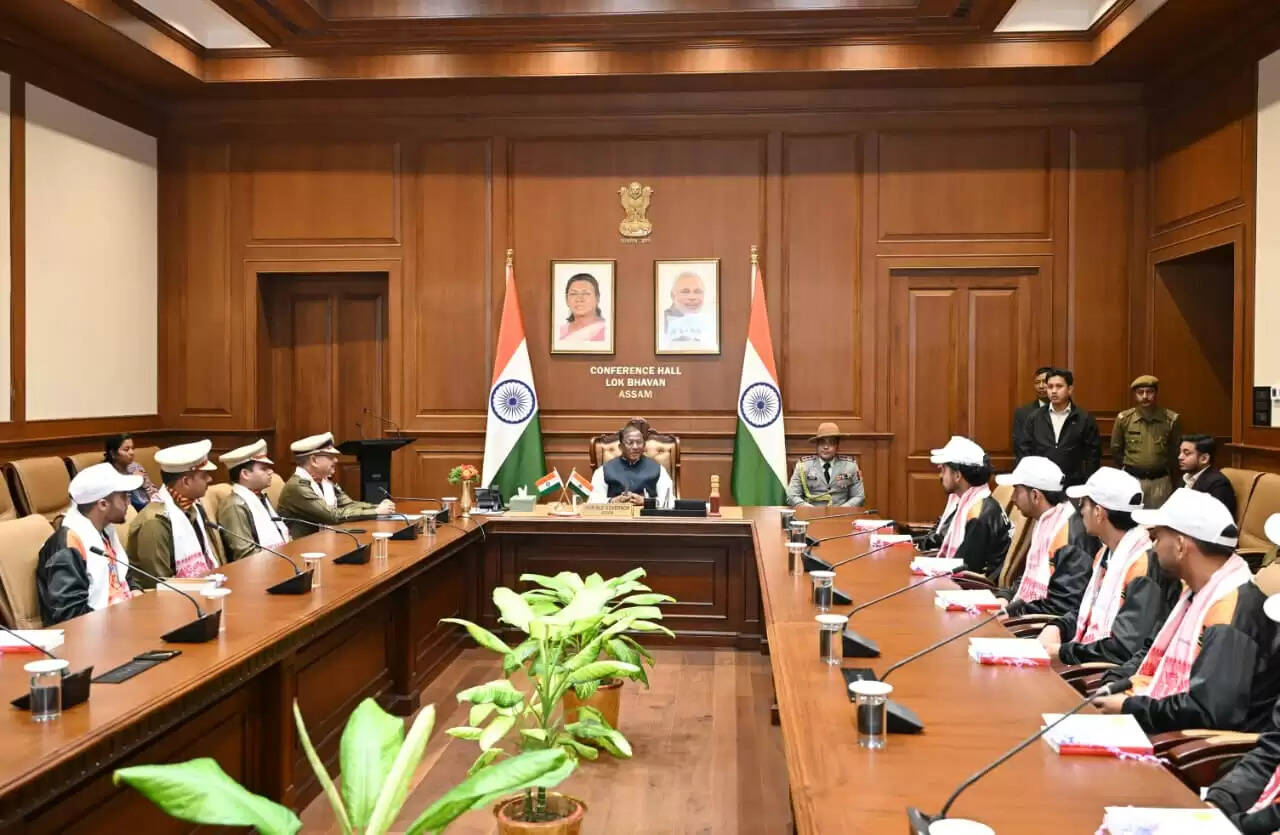 असम के राज्यपाल ने कश्मीरी युवाओं से की बातचीत