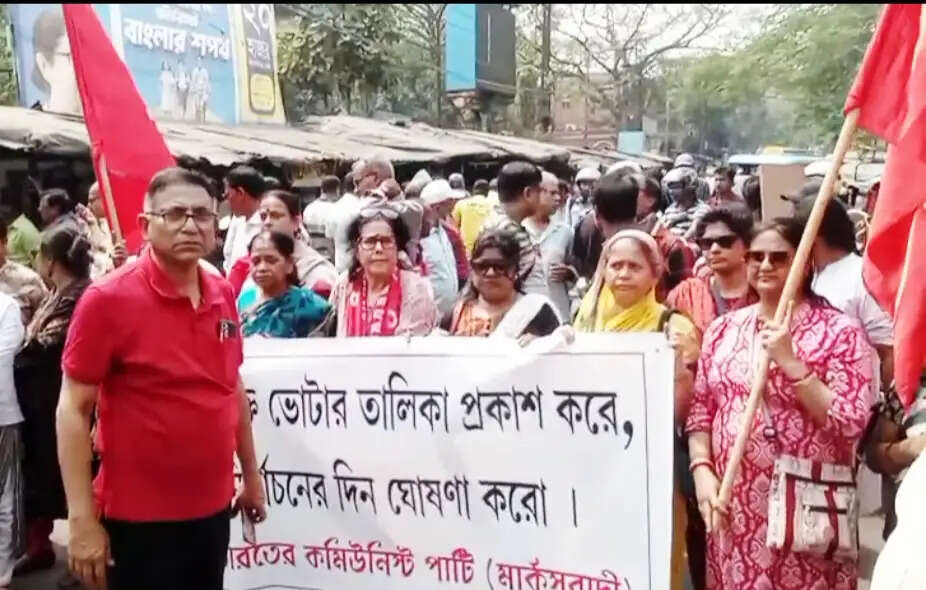 शुद्ध मतदाता सूची और चुनाव की तारीख घोषित करने की मांग पर माकपा का प्रदर्शन