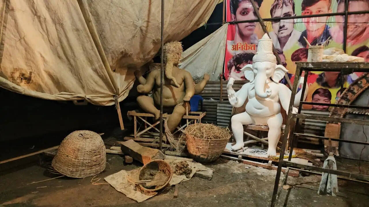 गणेश प्रतिमा बना रहे रहे मूर्तिकार की पंडाल में गोली मारकर हत्या, प्रतिमाओं के बीच बिखरा खून