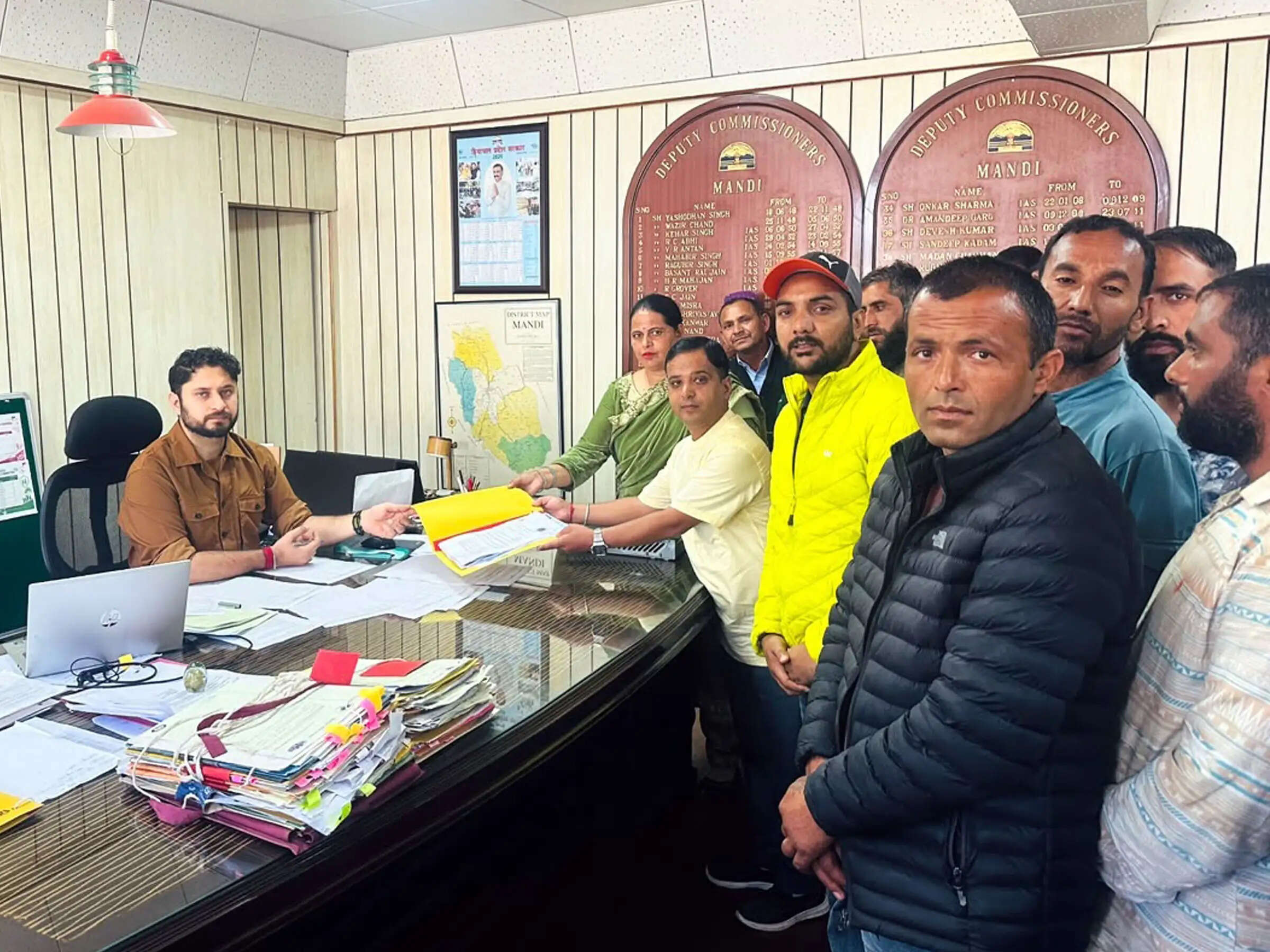 मंडी कुल्लू फोरलेन की दुआडा झलोगी टनल निर्माण से तीन गांव की सुरक्षा खतरे में, डीसी मंडी को सौंपा ज्ञापन