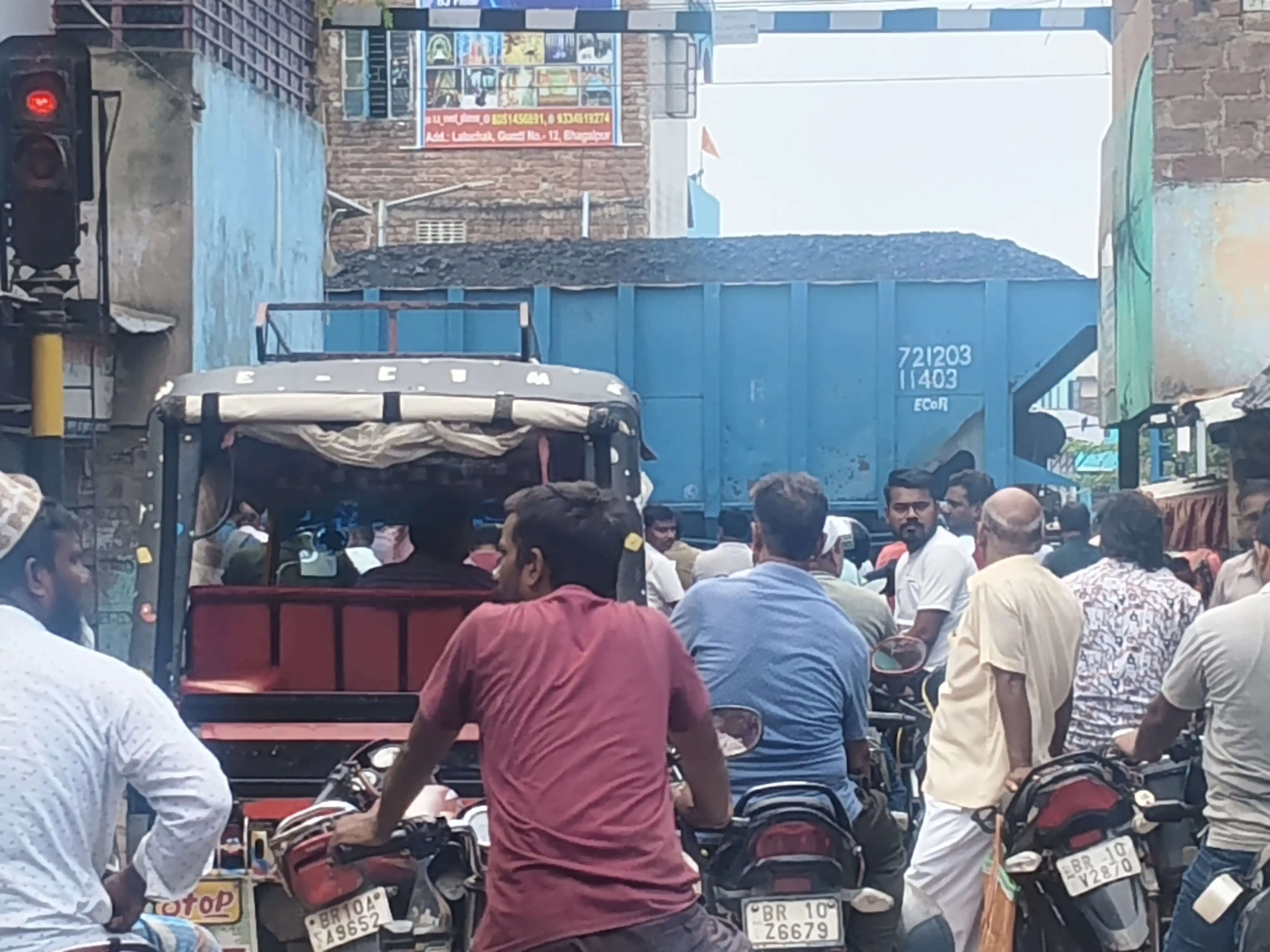 भोलानाथ पुल निर्माण ने बढ़ाई आफत, भीखनपुर 12 गुमटी फाटक पर घंटों लगता है जाम