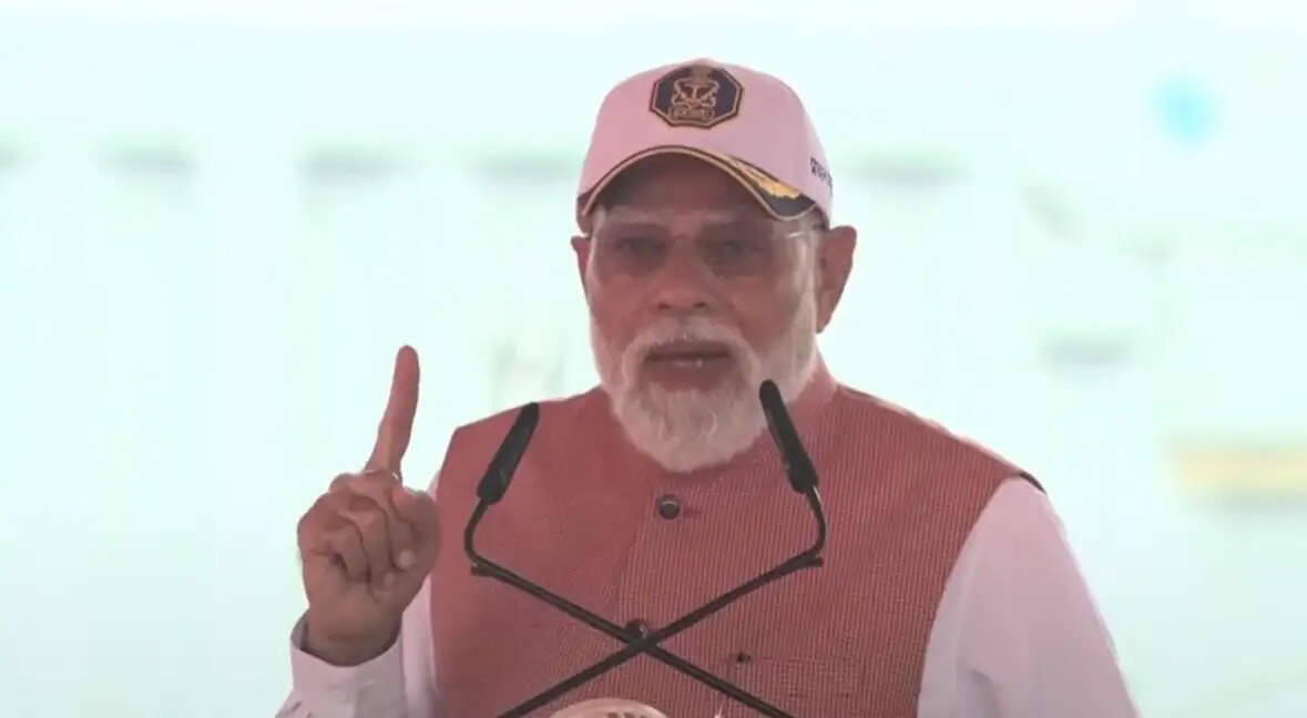 कोलकाता में तीन स्वदेशी युद्धपोत नौसेना को समर्पित, पीएम मोदी बोले- भारत अब रक्षा क्षेत्र में निर्माता बन रहा है