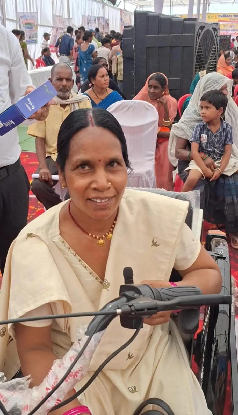 मोटराइज्ड ट्रायसायकल से रेवती कैवर्त्य की राह हुई आसान, सेवा सेतु शिविर में मिला शासकीय योजना का लाभ