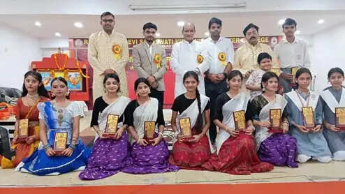 रानी रेवती देवी विद्यालय में वार्षिक परीक्षाफल वितरण एवं अलंकरण समारोह