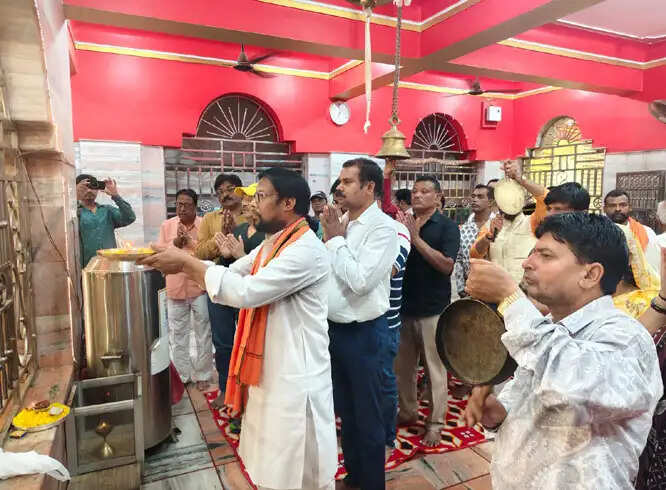 भाजपा प्रदेश अध्यक्ष के स्वास्थ्य की मंगलकामना हेतु किया सामूहिक हनुमान चालीसा पाठ