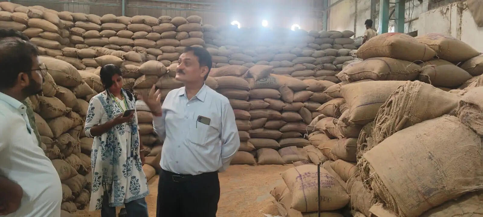 देवरिया : आटा मिलों में खाद्य सुरक्षा विभाग की छापेमारी, तीन नमूने जांच को भेजे