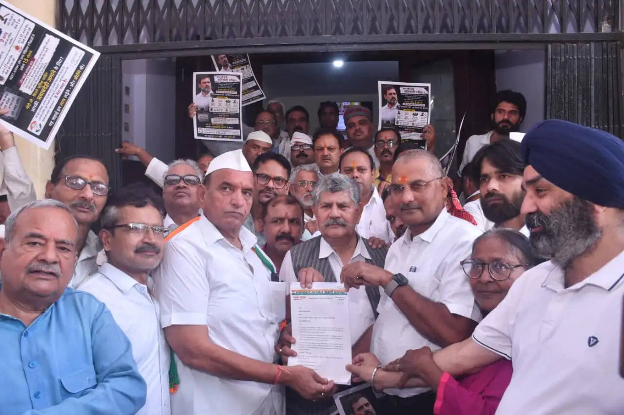 नीट पेपर लीक और छात्र की आत्महत्या पर कांग्रेस का प्रदर्शन, दोषियों पर सख्त कार्रवाई की मांग