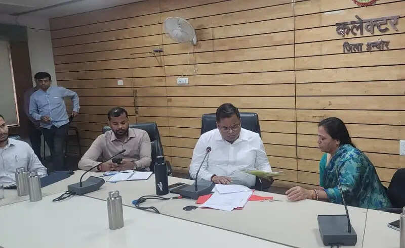 इंदौरः सीएम हेल्पलाइन के प्रकरणों में लापरवाही पर पाँच अधिकारी-कर्मचारियों पर कार्रवाई