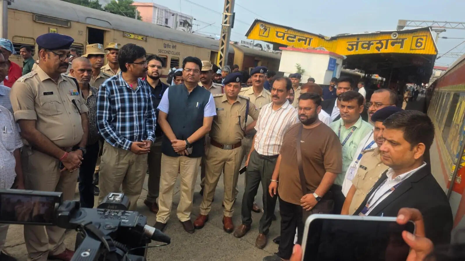 नेपाल बाढ़ में फंसे महाराष्ट्र के 100 तीर्थयात्रियों को बिहार सरकार ने किया रेस्क्यू, ट्रेन से हुए रवाना