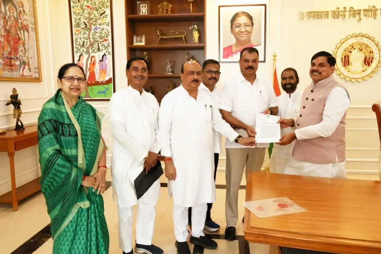 विश्व आदिवासी दिवस पर अवकाश समेत तीन प्रमुख मांगों को लेकर कांग्रेस प्रतिनिधिमंडल ने मुख्यमंत्री से की मुलाकात