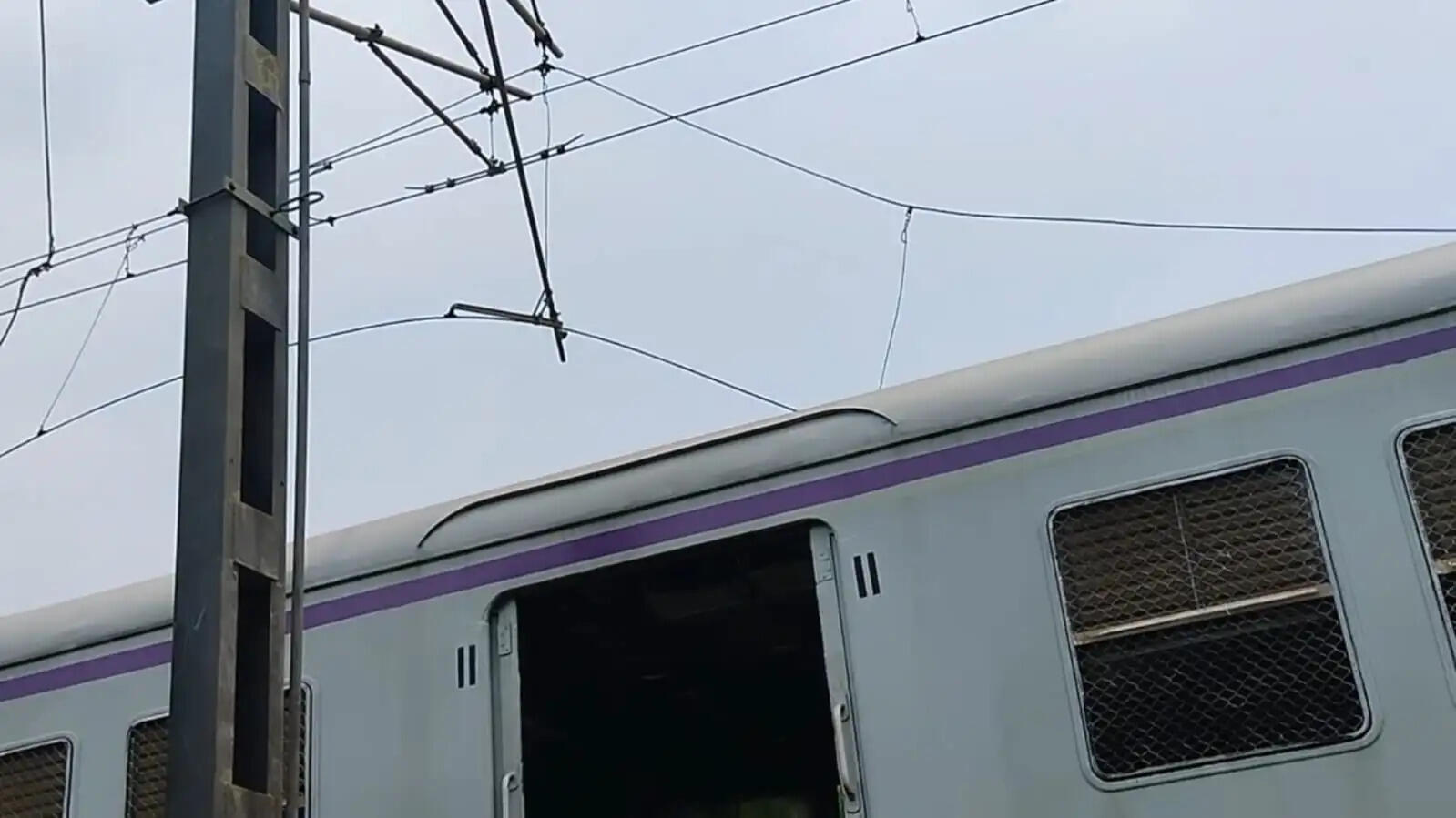 श्रावण के तीसरे सोमवार पर तारकेश्वर जाने वाले श्रद्धालुओं की भारी भीड़ के बीच ओवरहेड तार टूटने से रेल सेवायें प्रभावित