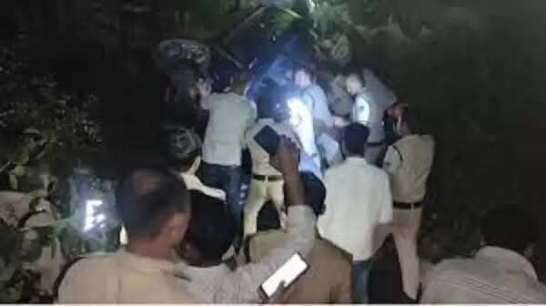 ग्वालियर में आगरा-मुंबई नेशनल हाईवे पर बेकाबू कार ने कांवड़ियों को कुचला, 4 की मौत