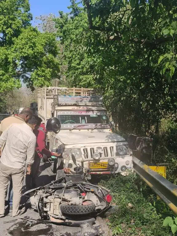 कालाढूंगी रोड पर सड़क दुर्घटना में युवती की मौत