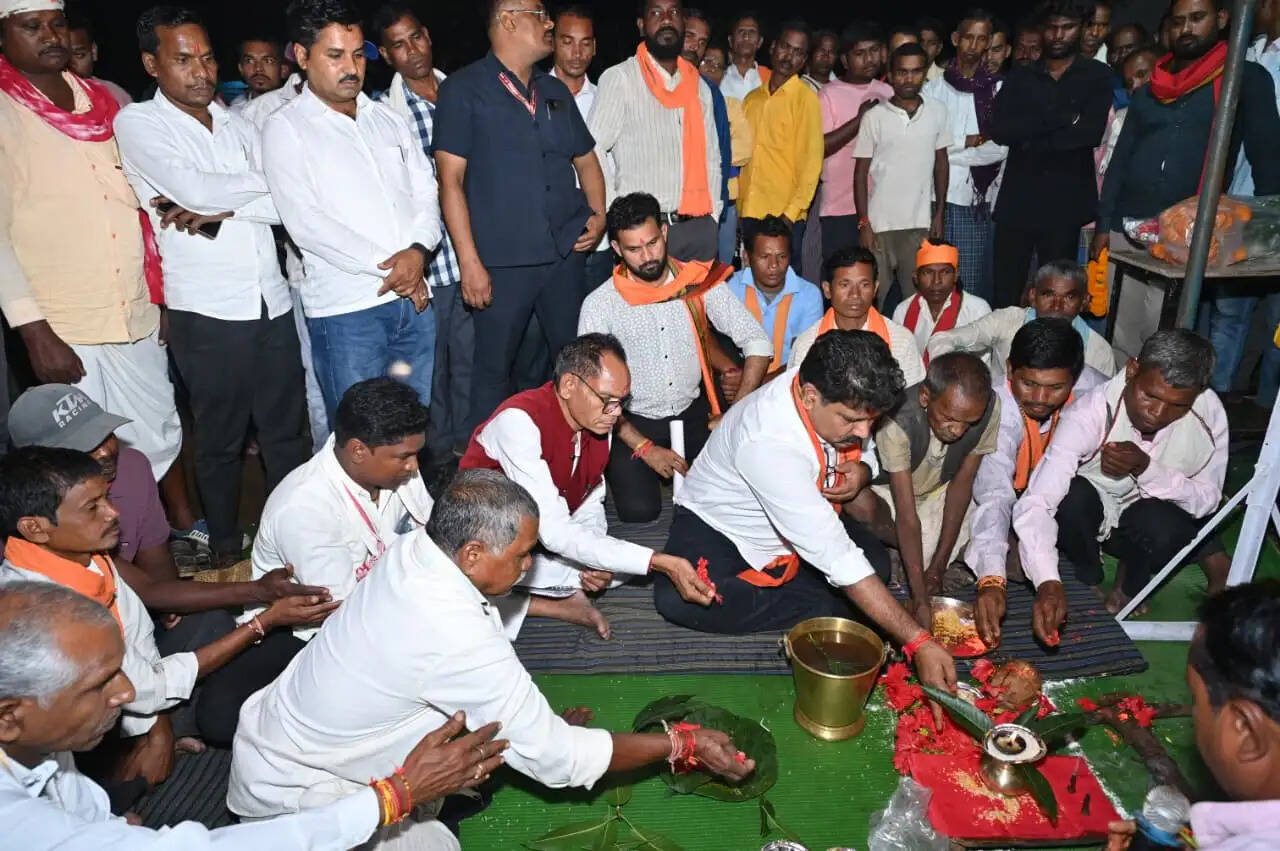 उप मुख्यमंत्री&nbsp;विजय शर्मा ने मुड़घुसरी में 1.48 करोड़ रुपये के तीन सड़क का किया भूमिपूजन