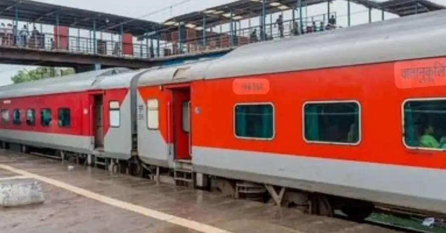 रेलवे की बड़ी राहत: 8 दिनों बाद गंगा कटाव प्रभावित ट्रैक पर दौड़ी ट्रेनें, सबौर-कटिहार पूजा स्पेशल को भी मंजूरी