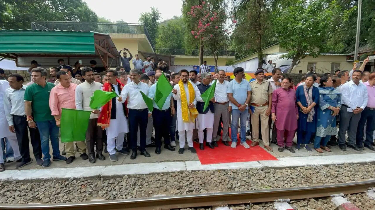चार साल के लंबे अंतराल के बाद कांगड़ा घाटी में रेल सेवा बहाल, सांसद अनुराग ठाकुर व डॉ. राजीव भारद्वाज ने ट्रेन को दिखाई हरी झंडी