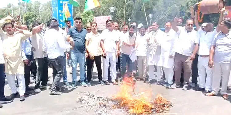 कांग्रेस का हल्लाबोल, गैस सिलेंडर कंधों पर उठाकर किया प्रदर्शन, सरकार का फूका पुतला