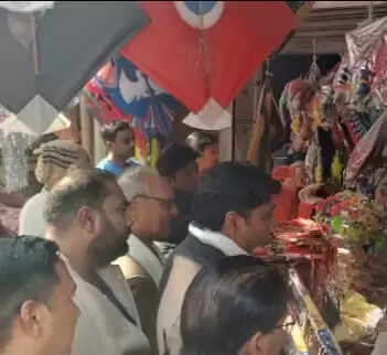 अधिकारियों ने व्यापारियों के साथ चलाया चाइनीज मांझा के खिलाफ अभियान