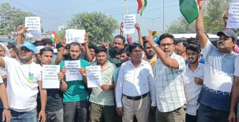 मतदाता सूची को लेकर तनाव, कई जगह सड़क जाम और हिंसा