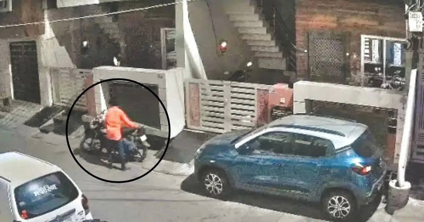 उज्जैनः घर के बाहर रखी बाइक चोरी, सीसीटीवी फुटेज में दिखाई दिया आरोपी