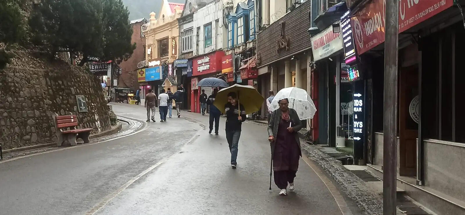 हिमाचल में बारिश-बर्फबारी से मार्च में दिसंबर जैसी ठंड, कई जगह सड़कें बंद